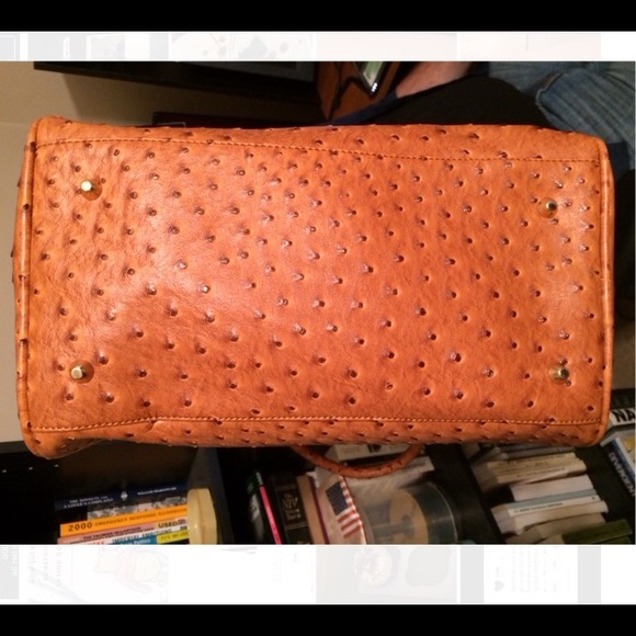 SOLD IN BUNDLE  NWT tan ostrich print handbag - Picture 4 of 4