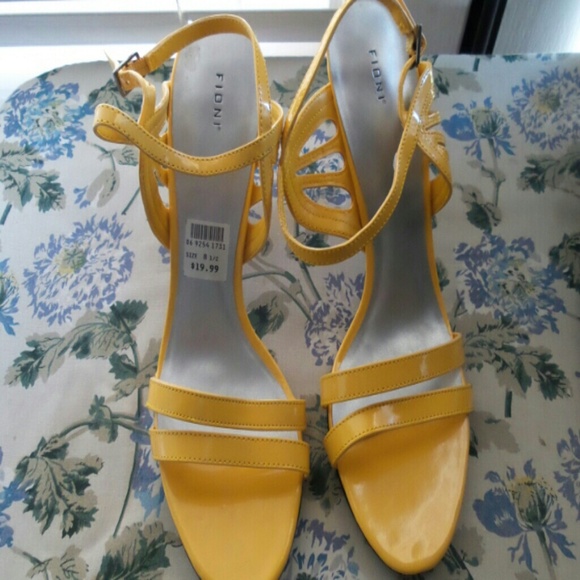 Yellow heels NEW have never been used.