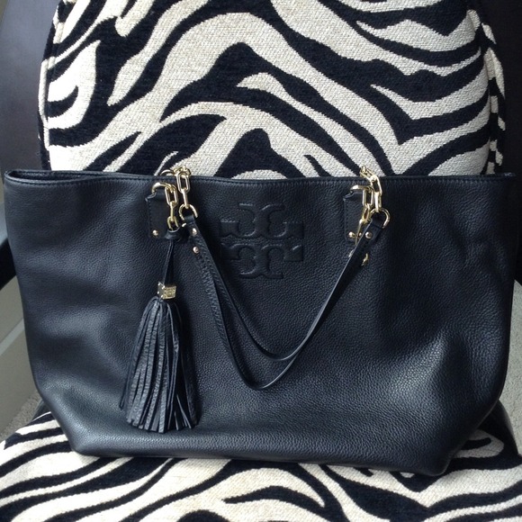 Tory Burch Handbags - ✨🌟Tory Burch Thea Tote in black✨🌟✨