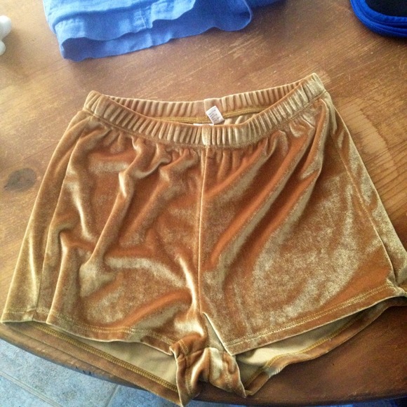 ✨SOLD ON VINTED✨High waist gold velvet shorts