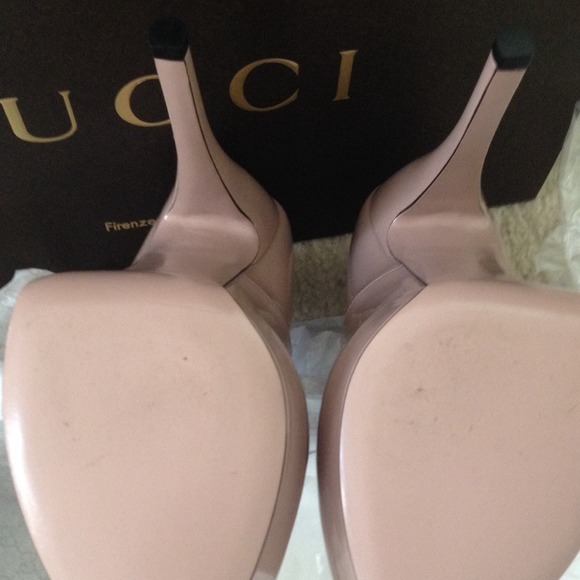 **SOLD** 💞💞 Authentic Gucci Peep toe Pumps - Picture 2 of 4