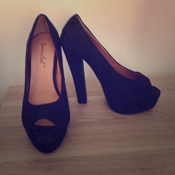 Forever 21 black suede peep toe pumps