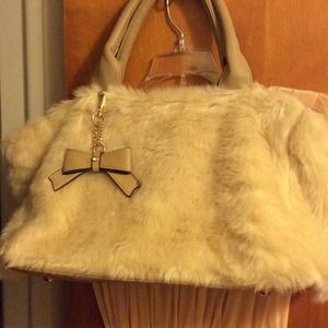 ✂️✂️price Cut ✂️✂️Brand new furry handbag