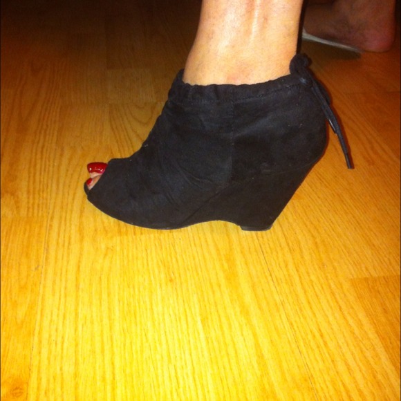 qupid Shoes - Black suede peep toe heels