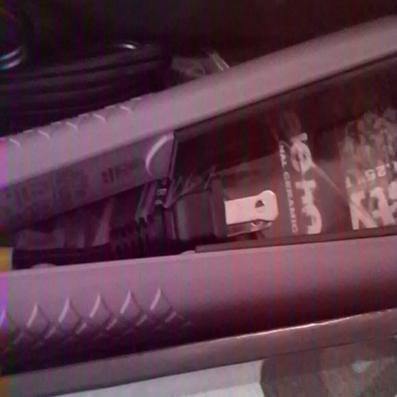 Stylehouse 1.25 professional styling flat iron.