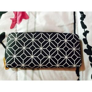 Black and White Patterned Zip Wallet