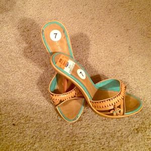 🎉7/24 HP🎉Nine West tan and turquoise 3 inch heel