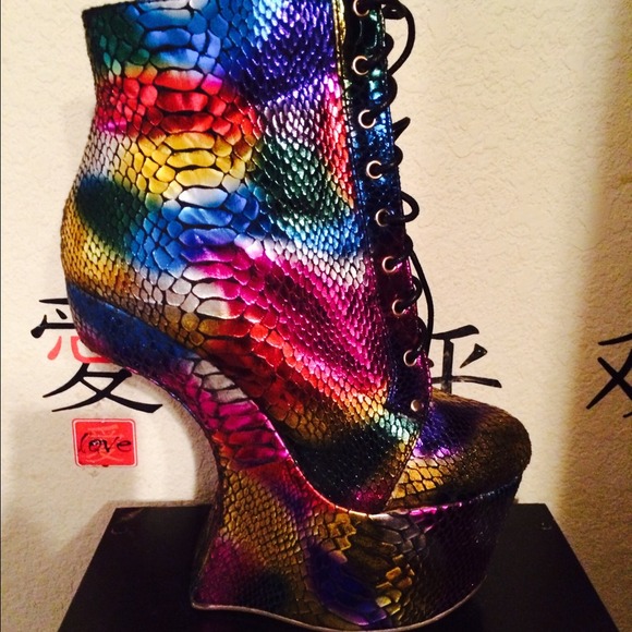 Heel-less boots