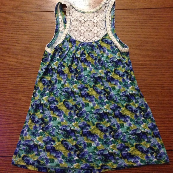 •sold• Lacey back tank top - Picture 2 of 3