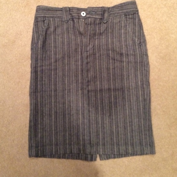 Denim pencil skirt by Rogan NYC ☀️
