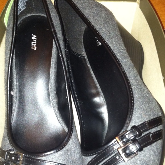 Grey black wedge shoe