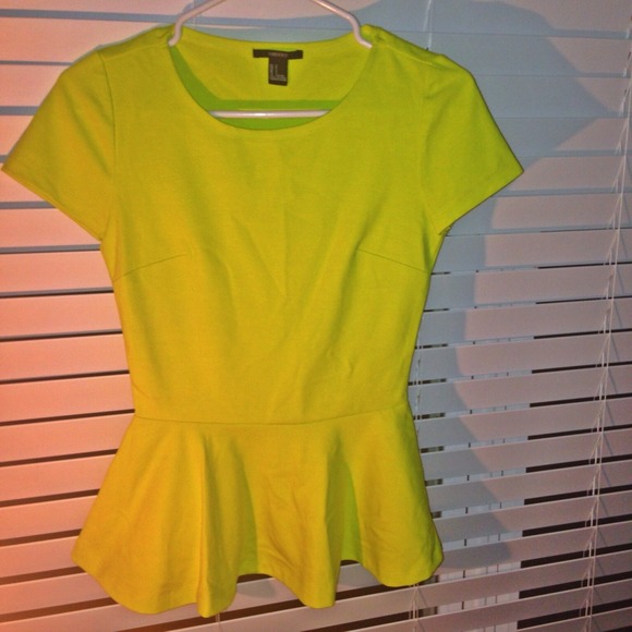 🚨SOLD🚨Chartreuse Short Sleeve Peplum Shirt! 😍