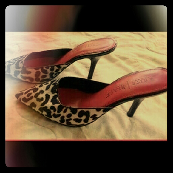 White House Black Market sz 8.5 kitten heels
