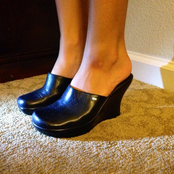 Tommy Hilfiger cute slip on wedges! 💙💜