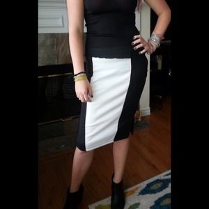 White and black fitted pencil skirt & v-neck top