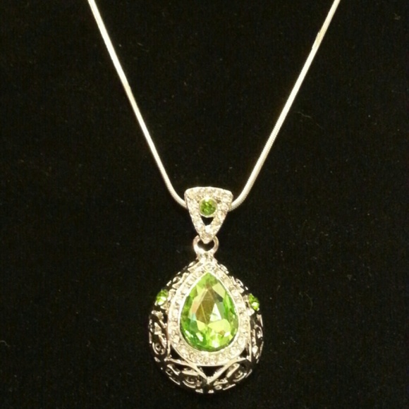Gorgeous silver plated and green topaz necklace!