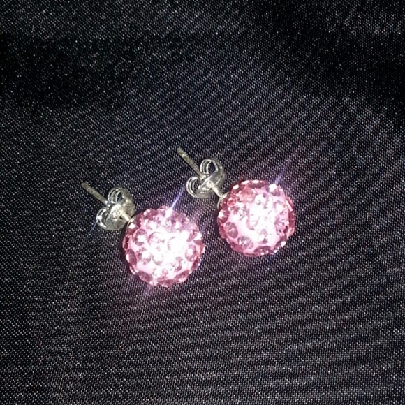 Elegant pink Swarovski round studs!