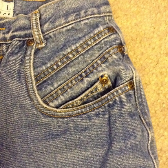 Unique pocket detail highwaisted shorts - Picture 2 of 4