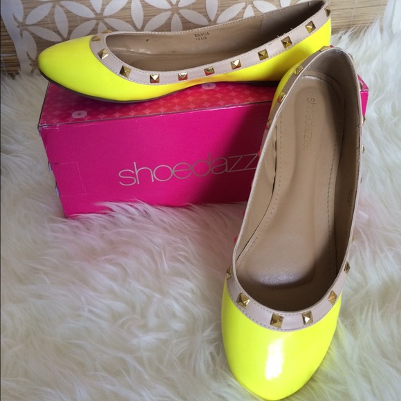 🚫SOLD🚫Yellow Rockstud Flats🚫SOLD🚫 - Picture 2 of 3