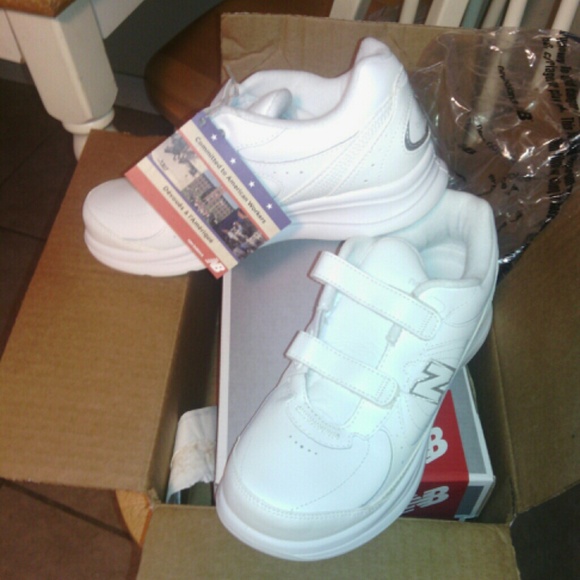 ON HOLD!¡!! NWB New Balance Walking shoes