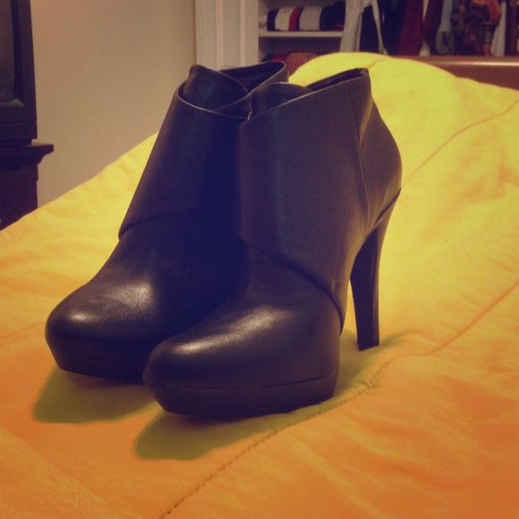 Black leather Nine West booties