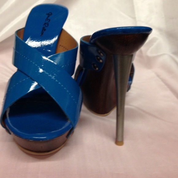 Sandals - Picture 2 of 4