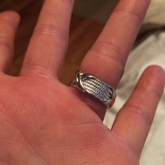 Sterling Silver cross design ring - Picture 2 of 4