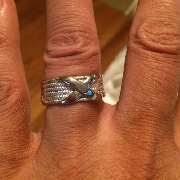 Sterling Silver cross design ring - Picture 3 of 4