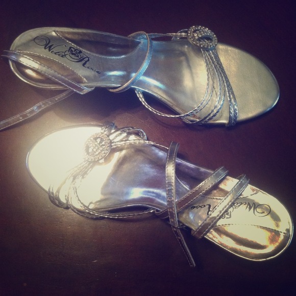 ❌SOLD❌Wild rose silver heels.