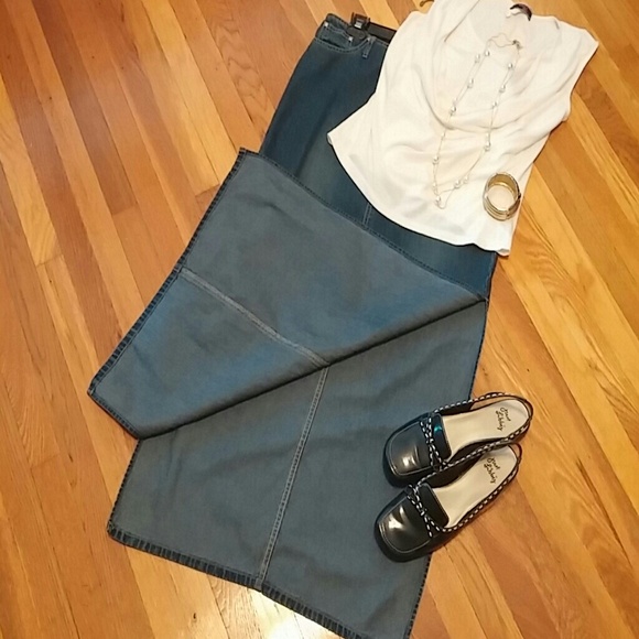 Denim wash skirt w/side splits - Picture 2 of 4