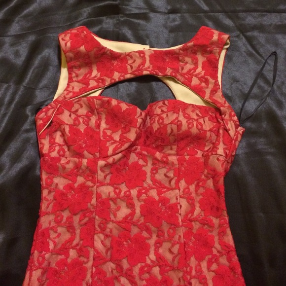 Red lace dress - Picture 1 of 4