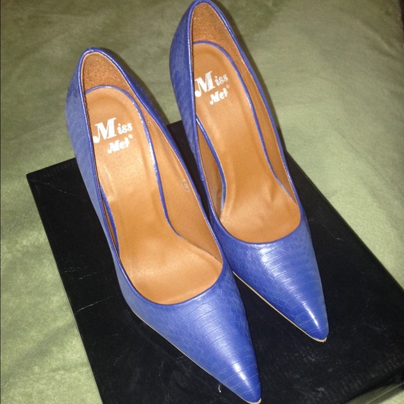 BRAND NEW Blue Heels