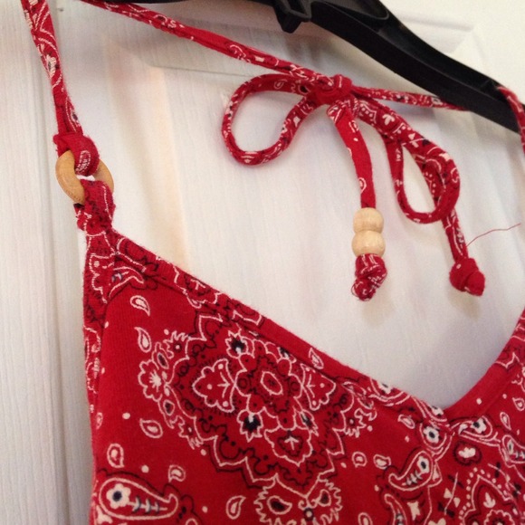 Cropped Bandana Halter - Picture 2 of 4