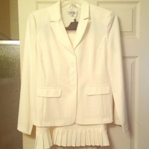 AROMA STUDIO two piece off white suit.
