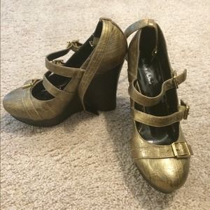 Gold wedges. 1inch platform, 4inch wedge
