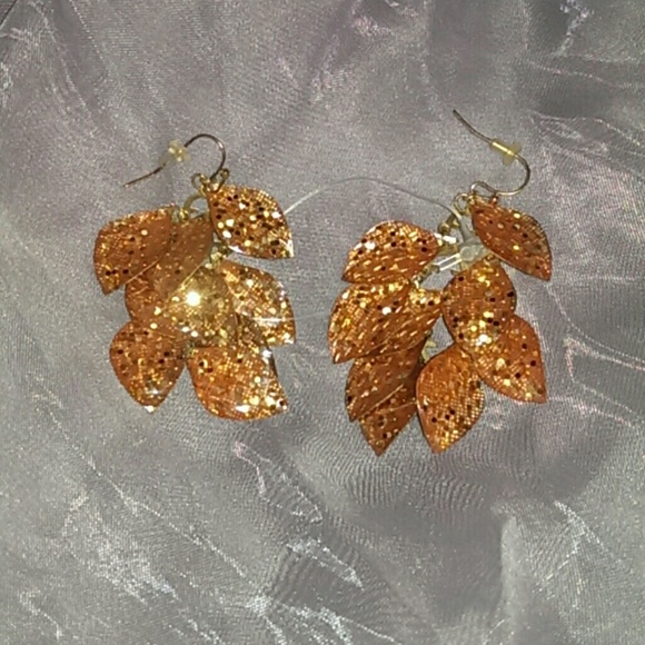 Golden color earing. 三