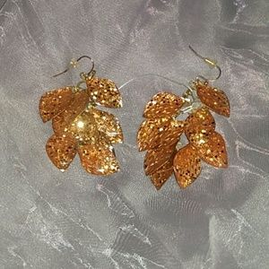 Golden color earing. 三