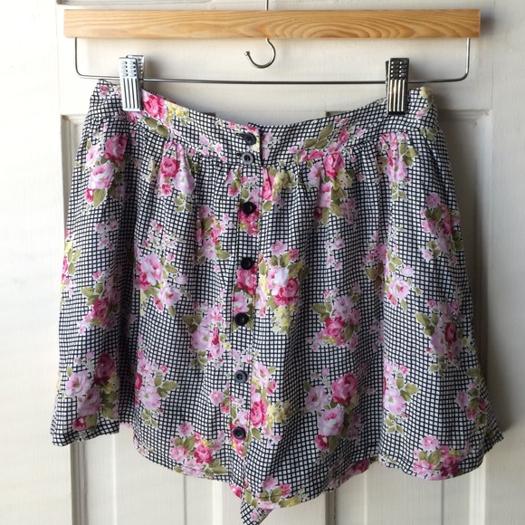 TRADED 🌸 Floral Grid Skort 🌸