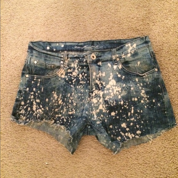 Bleached denim daisy dukes