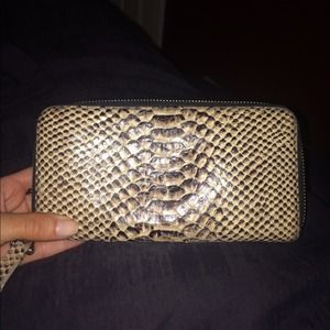 Henri Bendel Wallet 💯 authentic