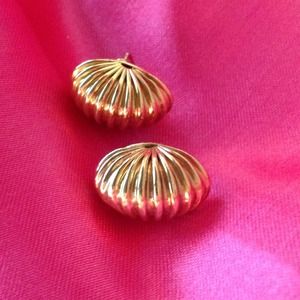 NAPIER Gold Tone Pierced EARRINGS🎉HP🎉