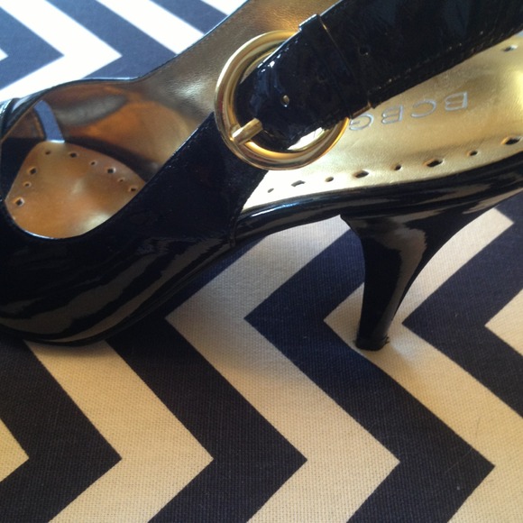 BCBG black paten leather peep-toe heels - Picture 2 of 3