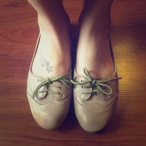 Taupe flats Steve Madden barely worn size 6