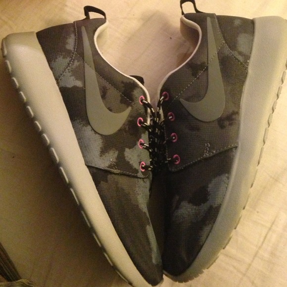 Sale!!  Women roshe run  sneakers