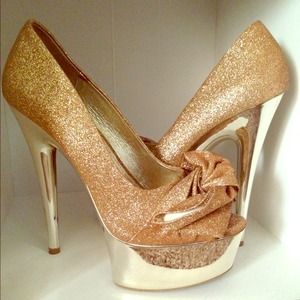 Steven Madden Gold pumps