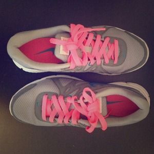 LAST Price ⬇️ Nike Revolution 2