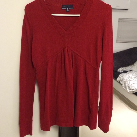 Gap red long sleeve shirt made with cashmere