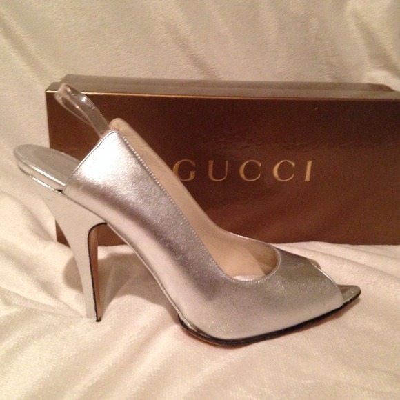 💥SOLD💥Gucci silver leather asymmetric pump NWOB