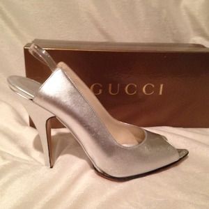 💥SOLD💥Gucci silver leather asymmetric pump NWOB