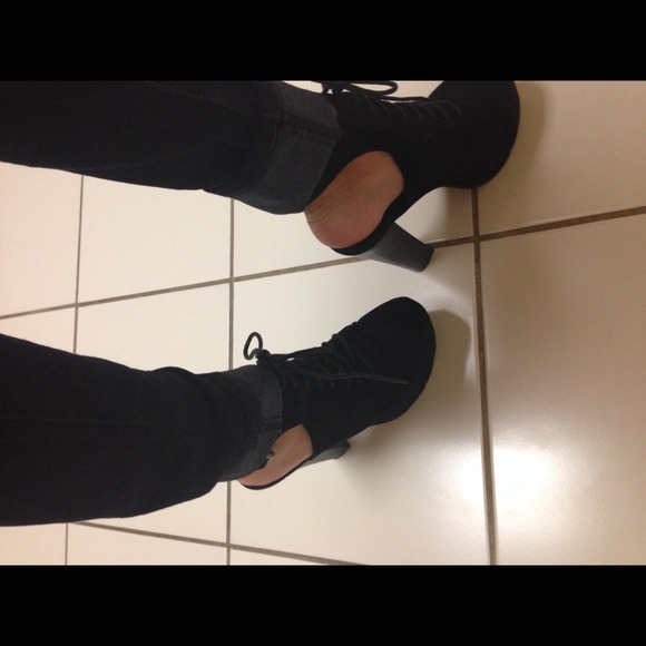 🎄SALE -- Cut-out Booties - Picture 4 of 4